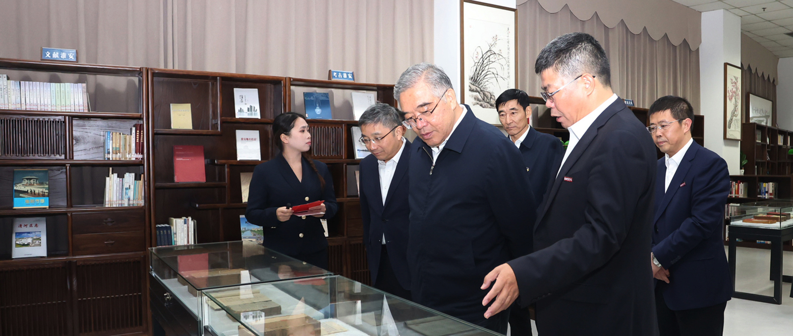 全国政协副主席朱永新来6165金沙线路检测中心视察